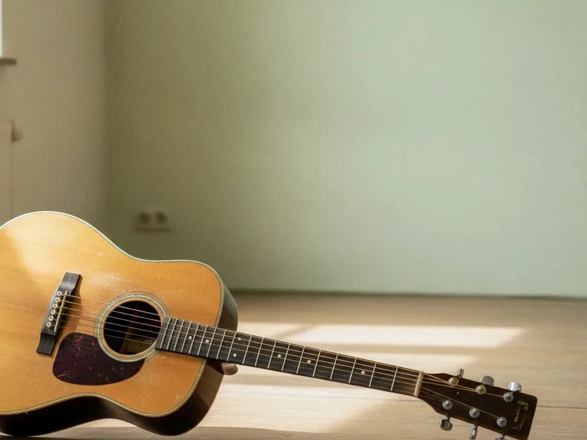 Akustikgitarre auf einer Bühne mit warmem Licht