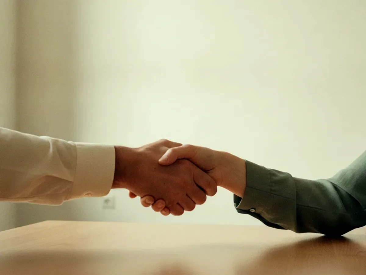 Herzlicher Handschlag zwischen zwei Menschen